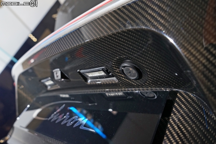 Bugatti Chiron 將充電裝置設置在車尾牌照框上方,停放在車庫中就可使用專屬轉接磁吸式插頭幫電瓶充電。 Bugatti Chiron 將充電裝置設置在車尾牌照框上方,停放在車庫中就可使用專屬轉接磁吸式插頭幫電瓶充電。