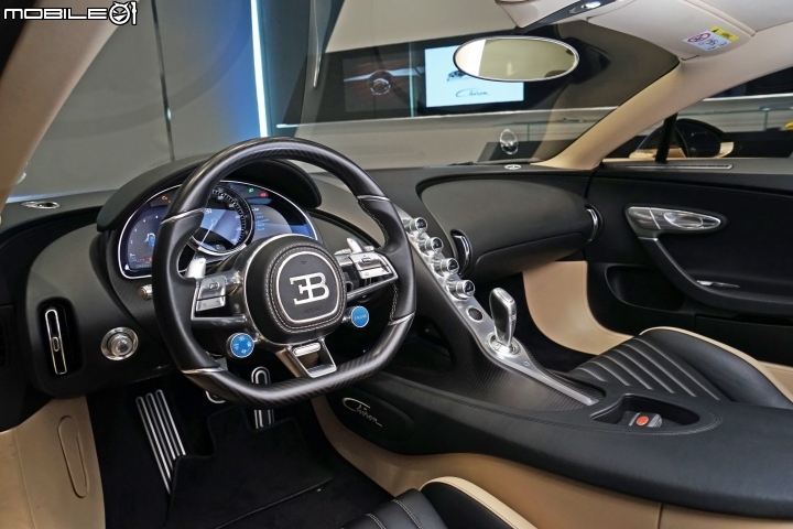 Bugatti Chiron的Monocoque單體式座艙是以碳纖維複合材質所打造,具備強大的抗扭曲剛性 Bugatti Chiron的Monocoque單體式座艙是以碳纖維複合材質所打造,具備強大的抗扭曲剛性