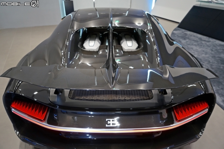 Bugatti Chiron超大面積的尾翼、外露的16缸引擎,以及相連成一線的LED尾燈不只是一輛高性能超跑,更是藝術品 Bugatti Chiron超大面積的尾翼、外露的16缸引擎,以及相連成一線的LED尾燈不只是一輛高性能超跑,更是藝術品