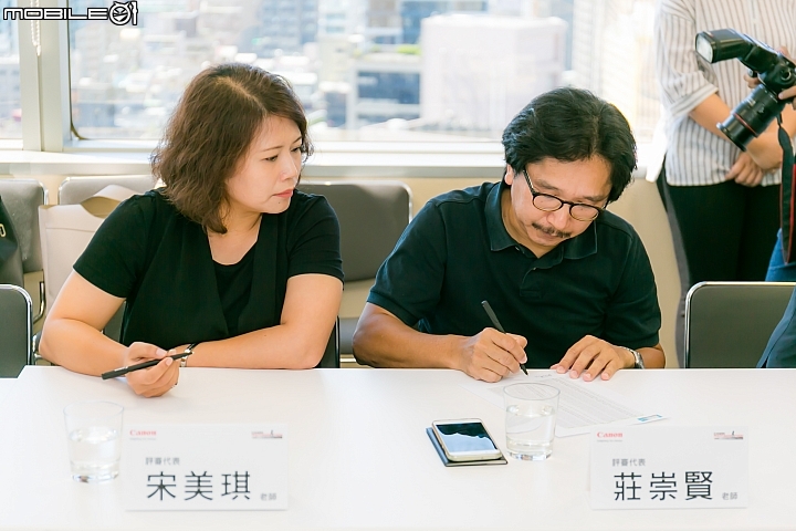 2018 Canon攝影馬拉松抽籤會議,圖左:宋美琪老師、圖右:莊崇賢老師,兩位都是過去 Canon 攝影馬拉松的評審老師。 2018 Canon攝影馬拉松抽籤會議,圖左:宋美琪老師、圖右:莊崇賢老師,兩位都是過去 Canon 攝影馬拉松的評審老師。