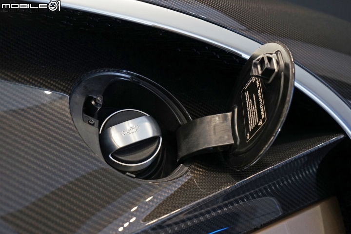 Bugatti Chiron 設置了兩組看起來像是加油孔外蓋的設計,其實位在左側的是機油蓋,右側才是加油孔外蓋。 Bugatti Chiron 設置了兩組看起來像是加油孔外蓋的設計,其實位在左側的是機油蓋,右側才是加油孔外蓋。