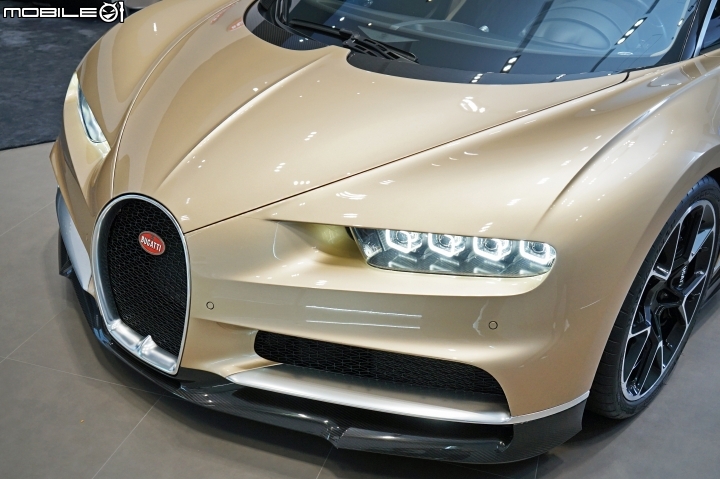 Bugatti的主要特徵之一便是車頭前方的盾牌型護網,外框以金屬材質裝飾,Chiron採用了全黑塗裝,亦是另一種視覺風格 Bugatti的主要特徵之一便是車頭前方的盾牌型護網,外框以金屬材質裝飾,Chiron採用了全黑塗裝,亦是另一種視覺風格