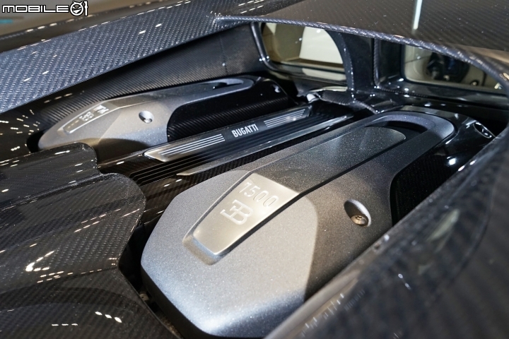 Bugatti Chiron 搭載一具排氣量達到8.0升的W16缸引擎,並採用四顆渦輪增壓器,其最大動力輸出高達1500hp,最大扭力也是驚人的163kgm Bugatti Chiron 搭載一具排氣量達到8.0升的W16缸引擎,並採用四顆渦輪增壓器,其最大動力輸出高達1500hp,最大扭力也是驚人的163kgm