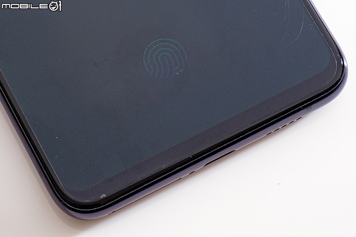 vivo NEX 螢幕關閉時的一段時間內,也會出現指紋辨識的區域方便解鎖。 vivo NEX 螢幕關閉時的一段時間內,也會出現指紋辨識的區域方便解鎖。