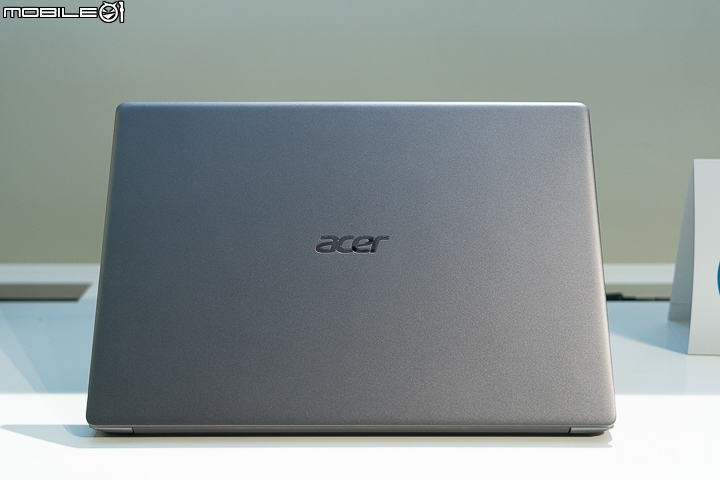 Acer Swift 5-14 吋與 15.6 吋機種同樣使用鎂鋰合金打造筆電機身,機身左右兩側具備電源輸入插孔 Acer Swift 5-14 吋與 15.6 吋機種同樣使用鎂鋰合金打造筆電機身,機身左右兩側具備電源輸入插孔