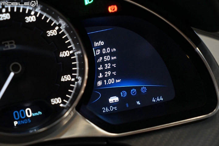 Bugatti Chiron 右側螢幕提供各項車輛數據顯示、計時碼表、車輛設定等功能 Bugatti Chiron 右側螢幕提供各項車輛數據顯示、計時碼表、車輛設定等功能