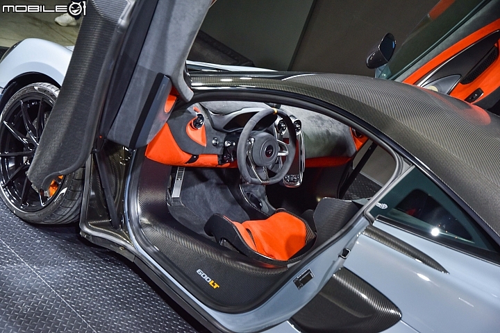 McLaren 600LT 選用碳纖維賽車桶椅與Alcantara內裝 McLaren 600LT 選用碳纖維賽車桶椅與Alcantara內裝