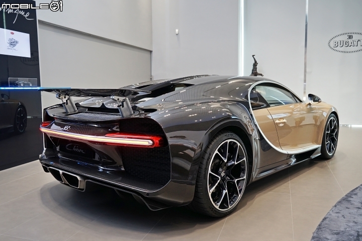 Bugatti Chiron 搭配四驅系統與七速雙離合器變速箱的設定下,Chiron的0~100km/h加速僅需2.5秒、0~200km/h加速為6.5秒、0~300km/h也僅要13.6秒,極速高達420km/h Bugatti Chiron 搭配四驅系統與七速雙離合器變速箱的設定下,Chiron的0~100km/h加速僅需2.5秒、0~200km/h加速為6.5秒、0~300km/h也僅要13.6秒,極速高達420km/h