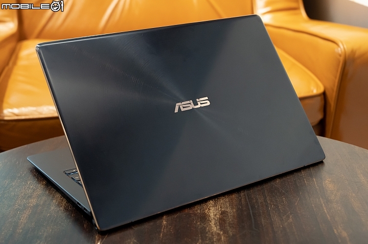 ASUS ZenBook S UX391UA-筆電效能則落在中階筆電等級,用來應付一般的筆電日常工作絕對沒有問題 ASUS ZenBook S UX391UA-筆電效能則落在中階筆電等級,用來應付一般的筆電日常工作絕對沒有問題