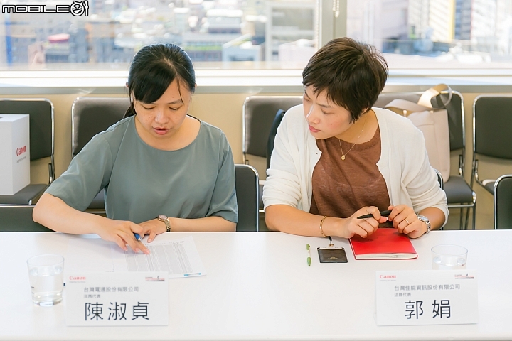 2018 Canon攝影馬拉松抽籤會議,兩位分別是台灣 Canon 與台灣電通的法務代表。 2018 Canon攝影馬拉松抽籤會議,兩位分別是台灣 Canon 與台灣電通的法務代表。