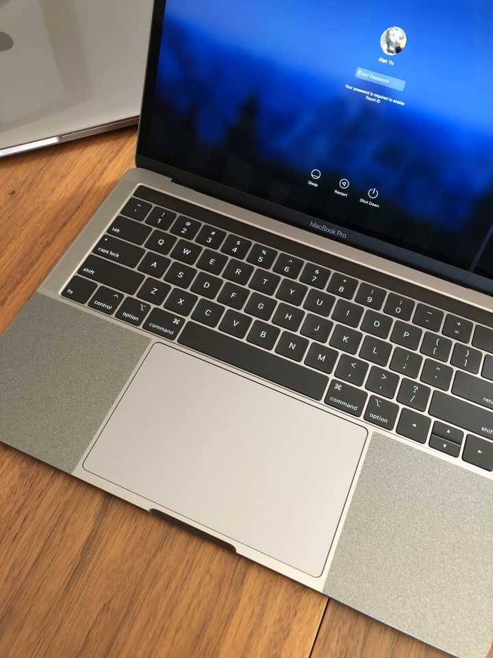 MacBook Pro 13 2018開箱 & Wraplus保護貼