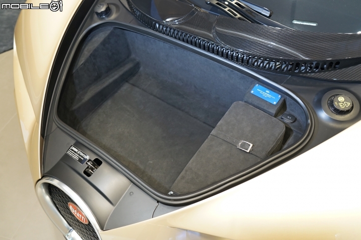 Bugatti Chiron 前行李箱蓋打開後,內部設有置物空間 Bugatti Chiron 前行李箱蓋打開後,內部設有置物空間