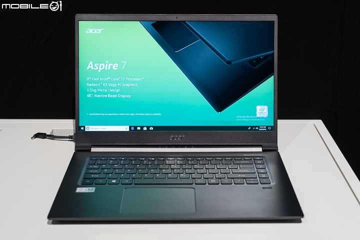 Acer Aspire 7 具備 15.6 吋顯示螢幕,共有 Full HD 或 UHD 兩種螢幕解析度選擇 Acer Aspire 7 具備 15.6 吋顯示螢幕,共有 Full HD 或 UHD 兩種螢幕解析度選擇