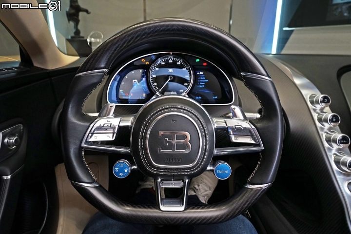 Bugatti Chiron方向盤採用碳纖維材質加上真皮包覆,中央醒目的「EB」廠徽看起來就氣勢十足,「EB」兩字母合體的廠徽,正是創辦人Ettore Bugatti名字的縮寫。 Bugatti Chiron方向盤採用碳纖維材質加上真皮包覆,中央醒目的「EB」廠徽看起來就氣勢十足,「EB」兩字母合體的廠徽,正是創辦人Ettore Bugatti名字的縮寫。