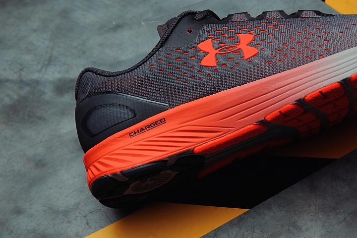 UA Bandit 4搭載Charged Cushioning能量中底,提升落地的緩衝與回饋 UA Bandit 4搭載Charged Cushioning能量中底,提升落地的緩衝與回饋