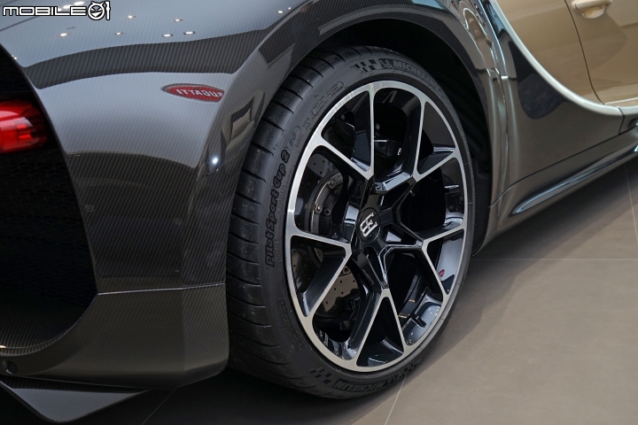 Bugatti Chiron後輪胎寬達到驚人的355mm Bugatti Chiron後輪胎寬達到驚人的355mm
