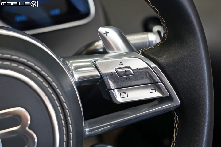 Bugatti Chiron 控制儀錶板右側畫面選單的按鍵 Bugatti Chiron 控制儀錶板右側畫面選單的按鍵