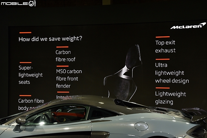 McLaren 600LT透過大量的碳纖維材質使用,包括兩張超輕量化桶椅、A~C柱的碳纖維車頂、輕量化鋁圈以及滿佈車身四周的碳纖維擾流翼。 McLaren 600LT透過大量的碳纖維材質使用,包括兩張超輕量化桶椅、A~C柱的碳纖維車頂、輕量化鋁圈以及滿佈車身四周的碳纖維擾流翼。