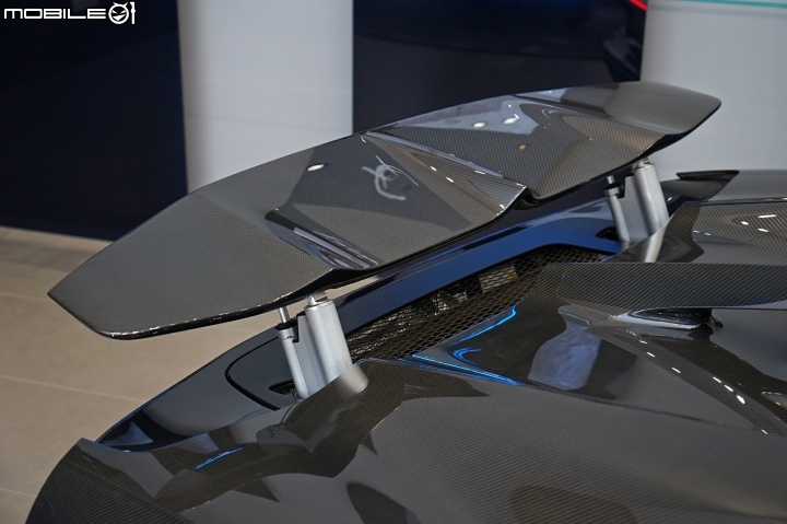 Bugatti Chiron電動尾翼可依照車速自動進行調整,共分成「收入」、「微伸展」、「完全伸展」、「空氣煞車」四個部分 Bugatti Chiron電動尾翼可依照車速自動進行調整,共分成「收入」、「微伸展」、「完全伸展」、「空氣煞車」四個部分