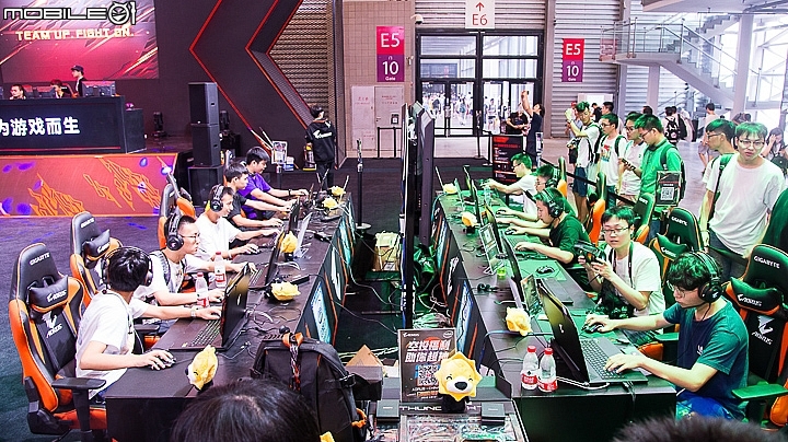 展區上除了大舞台上的五對五表演賽用的電競主機之外,底下也有展示了AORUS自家的電競筆電 展區上除了大舞台上的五對五表演賽用的電競主機之外,底下也有展示了AORUS自家的電競筆電