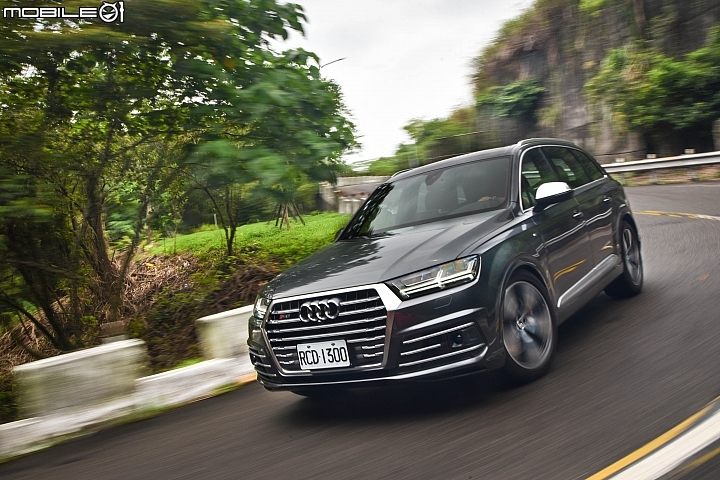 Audi SQ7全能型SUV試駕 八缸+三渦輪的不凡身手體驗！