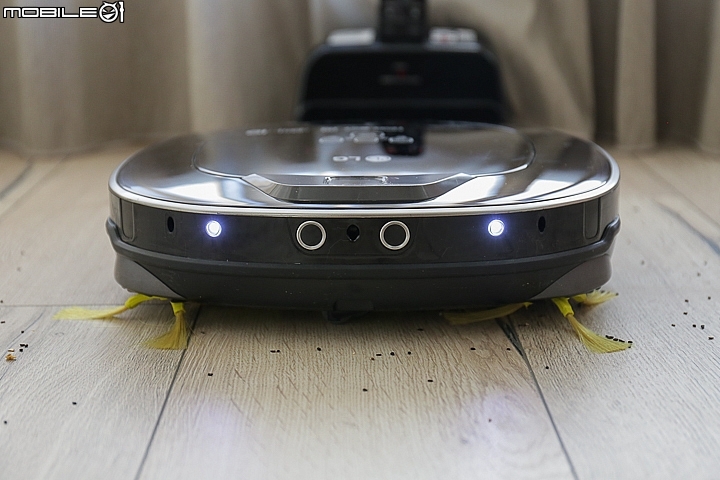LG CordZero 三眼濕拖版掃地機器人機身中央也有一顆鏡頭 LG CordZero 三眼濕拖版掃地機器人機身中央也有一顆鏡頭