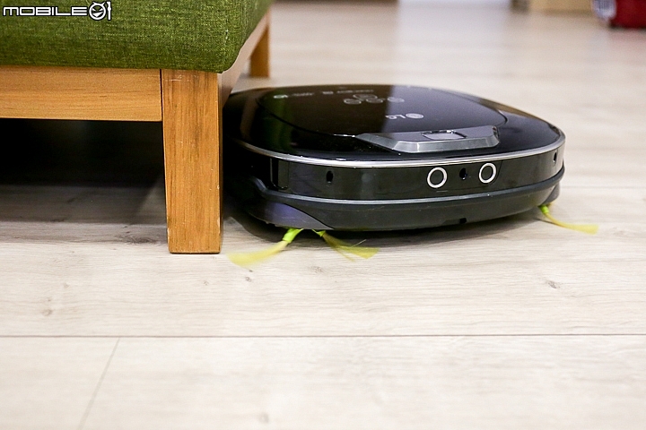 LG CordZero 三眼濕拖版掃地機器人 雙邊刷針對傢俱間的桌腳椅腳都可深入清掃 LG CordZero 三眼濕拖版掃地機器人 雙邊刷針對傢俱間的桌腳椅腳都可深入清掃