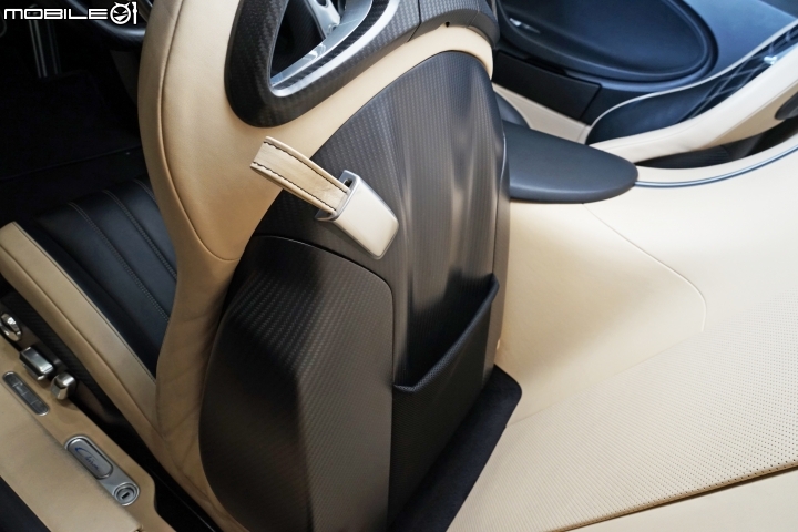 Bugatti Chiron 座椅後方還設置了地圖袋,上方皮革拉環則可將椅背向前傾 Bugatti Chiron 座椅後方還設置了地圖袋,上方皮革拉環則可將椅背向前傾