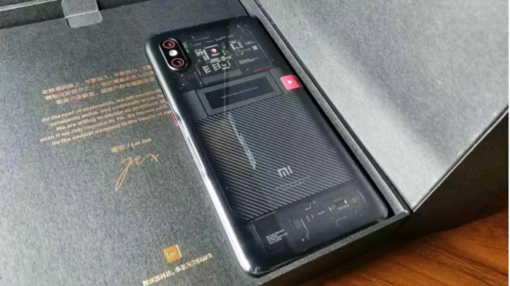 小米8探索版到手 是全台第一支嗎?