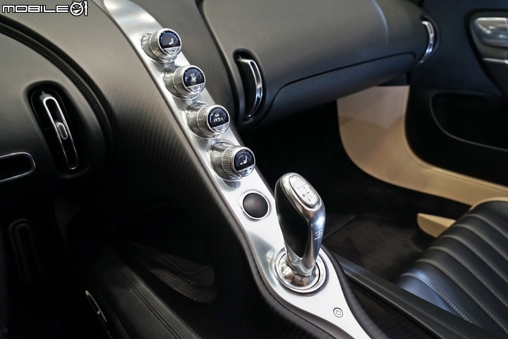 Bugatti Chiron 直立式懸浮碳纖維底座設置空調系統控制旋鈕、警示燈與排檔桿 Bugatti Chiron 直立式懸浮碳纖維底座設置空調系統控制旋鈕、警示燈與排檔桿