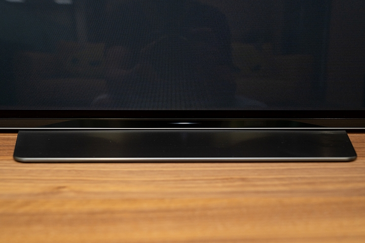 Sony BRAVIA KD-55A8F 4K HDR OLED TV 電視顯示螢幕中央下方有 LED 燈光顯示。 Sony BRAVIA KD-55A8F 4K HDR OLED TV 電視顯示螢幕中央下方有 LED 燈光顯示。