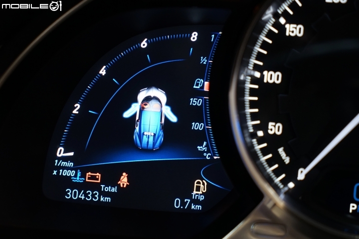 Bugatti Chiron 左方則是轉速錶、油量與水溫等資訊 Bugatti Chiron 左方則是轉速錶、油量與水溫等資訊