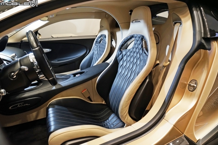 Bugatti Chiron 包覆性與支撐度相當優異,透過電動調整也能馬上進入最佳的乘坐姿勢 Bugatti Chiron 包覆性與支撐度相當優異,透過電動調整也能馬上進入最佳的乘坐姿勢