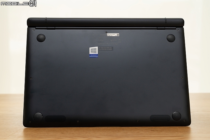 ASUS ZenBook S UX391UA-筆電底蓋唯一體成型設計,並可以看到左右聲道喇叭孔配置 ASUS ZenBook S UX391UA-筆電底蓋唯一體成型設計,並可以看到左右聲道喇叭孔配置