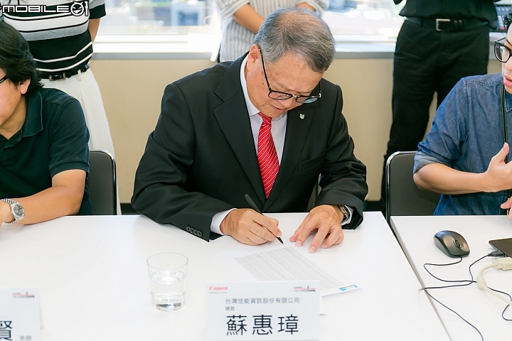 2018 Canon攝影馬拉松抽籤會議,由程式亂數跑出的名單會經由台灣 Canon 總裁蘇惠璋先生以及兩位評審、法務的簽名確認。 2018 Canon攝影馬拉松抽籤會議,由程式亂數跑出的名單會經由台灣 Canon 總裁蘇惠璋先生以及兩位評審、法務的簽名確認。