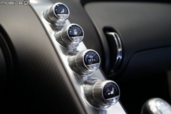 Bugatti Chiron 空調系統功能獨立為四個旋鈕,可控制出風模式、風量、溫度以及座椅加熱功能。 Bugatti Chiron 空調系統功能獨立為四個旋鈕,可控制出風模式、風量、溫度以及座椅加熱功能。