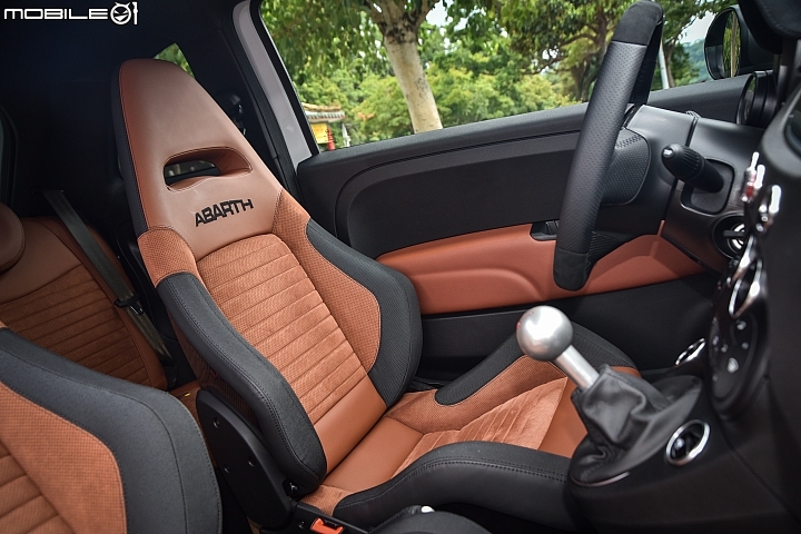 Abarth 595 Competizione手排車 前座兩張由Sabelt代工的運動型座椅,採用真皮與Alcantara材質交互鋪陳而成 Abarth 595 Competizione手排車 前座兩張由Sabelt代工的運動型座椅,採用真皮與Alcantara材質交互鋪陳而成