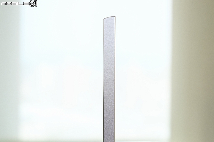 BenQ S75-900 4K HDR 邊緣兩側可以看出有做些許的鑽石切割設計,受光時會有不同的金屬光澤,厚度則大約為 10.9mm。 BenQ S75-900 4K HDR 邊緣兩側可以看出有做些許的鑽石切割設計,受光時會有不同的金屬光澤,厚度則大約為 10.9mm。