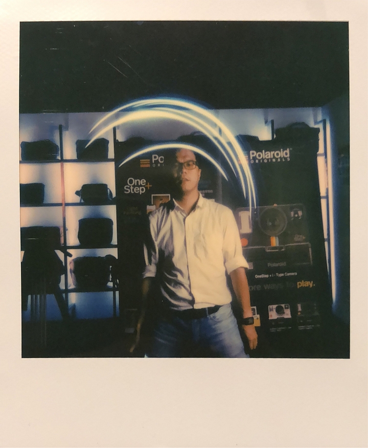 Polaroid OneStep+ 用App裡面的Scan功能拍攝出來的實拍照片-長時間曝光。 Polaroid OneStep+ 用App裡面的Scan功能拍攝出來的實拍照片-長時間曝光。