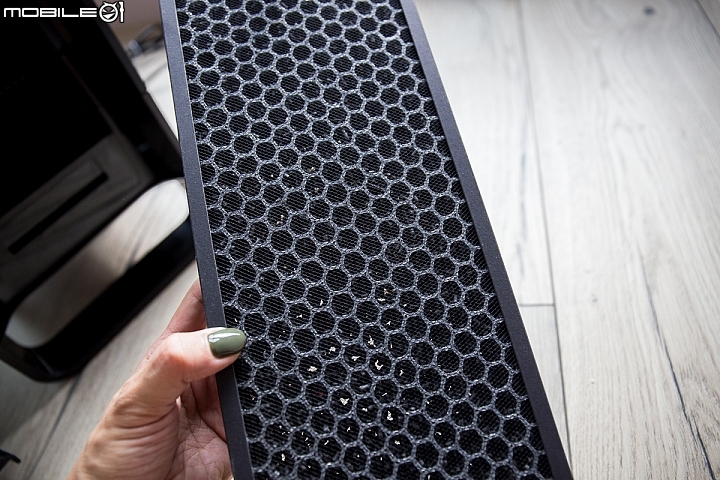 Braun SensorAir 空氣清淨機活性碳濾網是將活性碳顆粒固定在蜂巢狀濾網內,主要是過濾異味、揮發性物質(VOC)如甲醛等 Braun SensorAir 空氣清淨機活性碳濾網是將活性碳顆粒固定在蜂巢狀濾網內,主要是過濾異味、揮發性物質(VOC)如甲醛等