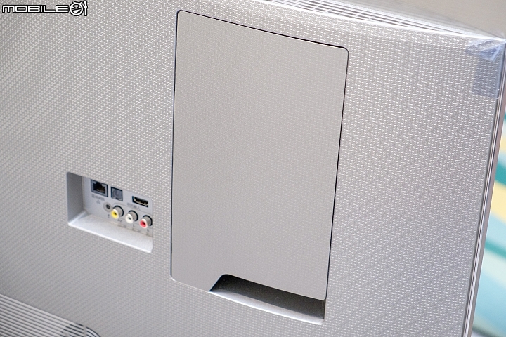 BenQ S75-900 4K HDR 機背右側則有連接各個端子的兩塊區域,右邊比較大塊的則有所謂的「美背蓋板」維持美觀。 BenQ S75-900 4K HDR 機背右側則有連接各個端子的兩塊區域,右邊比較大塊的則有所謂的「美背蓋板」維持美觀。
