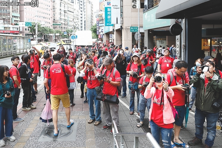 「2018 Canon 攝影馬拉松」活動花絮 - 來到東門站第一件事情就是準備參賽證跟指定地標合影。 「2018 Canon 攝影馬拉松」活動花絮 - 來到東門站第一件事情就是準備參賽證跟指定地標合影。