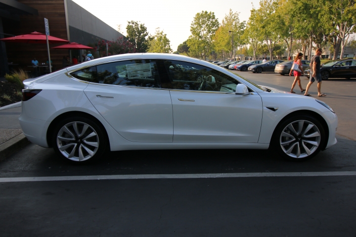 Tesla Model 3 開箱之心目中真正的M3