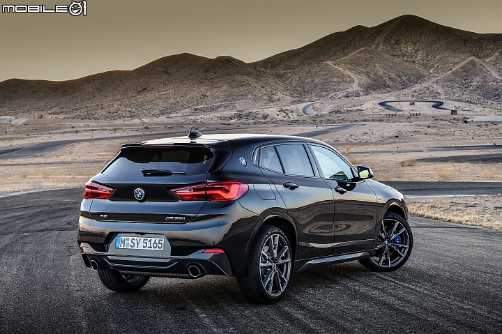 BMW X2 M35i 車尾主要變更同樣來自後保桿造型,施以更強壯線條並換上管徑達十公分的雙邊單出尾管。 BMW X2 M35i 車尾主要變更同樣來自後保桿造型,施以更強壯線條並換上管徑達十公分的雙邊單出尾管。