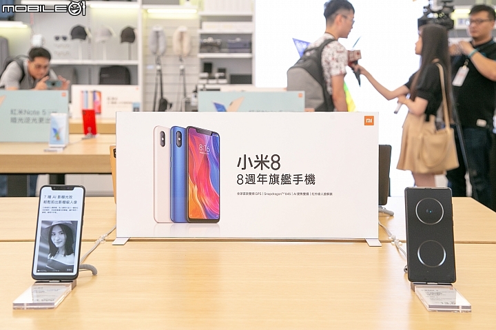 信義威秀店當然也少不了各式手機產品,這邊是剛剛登場不久的新旗艦小米 8~ 信義威秀店當然也少不了各式手機產品,這邊是剛剛登場不久的新旗艦小米 8~