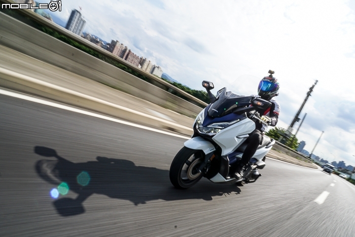 2018 Honda NSS300 加速時不會有惱人的傳動打滑感,從 5000rpm 開始就有不錯的反應,兼顧舒適度與性能。 2018 Honda NSS300 加速時不會有惱人的傳動打滑感,從 5000rpm 開始就有不錯的反應,兼顧舒適度與性能。