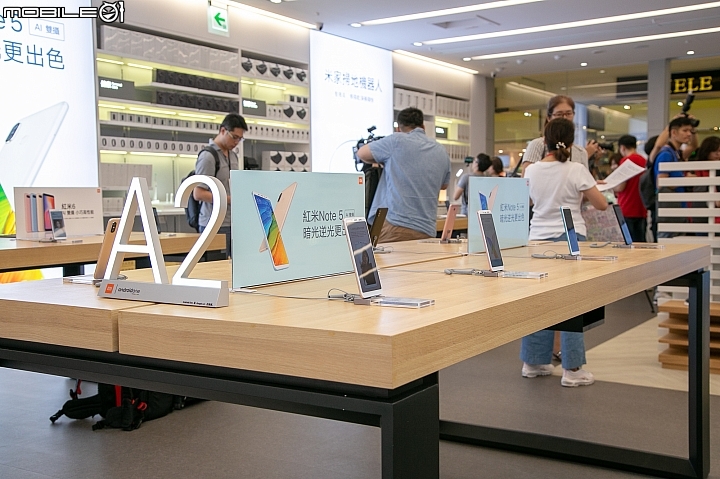 定位比較中階的小米 A2、紅米 Note 5 當然也能在店裡看見。 定位比較中階的小米 A2、紅米 Note 5 當然也能在店裡看見。
