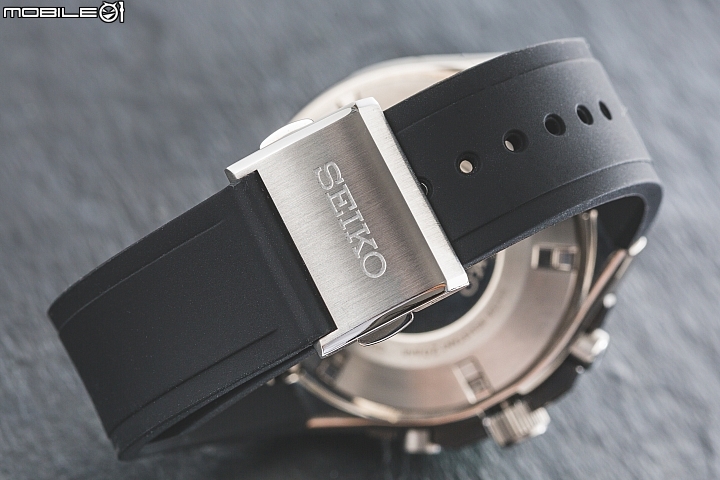 Seiko Astron SSE167J1-強化矽膠錶帶更適合運動時配戴,新型結構的錶帶扣環讓穿脫時更有效率 Seiko Astron SSE167J1-強化矽膠錶帶更適合運動時配戴,新型結構的錶帶扣環讓穿脫時更有效率