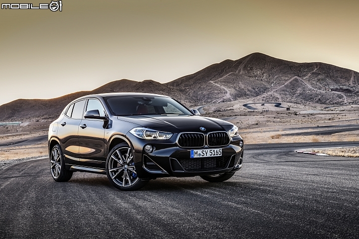 BMW X2 M35i 極具張力的外觀造型中,加入精進質感的消光香檳色塗裝飾條。 BMW X2 M35i 極具張力的外觀造型中,加入精進質感的消光香檳色塗裝飾條。