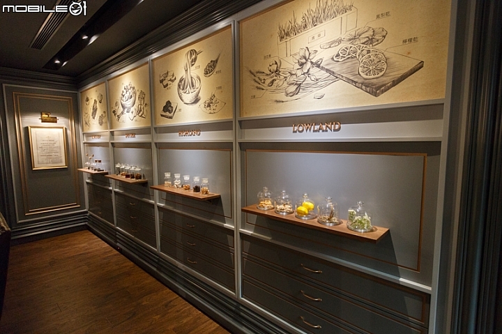帝亞吉歐威士忌會所(Diageo Malts Society)-擺放有許多花草、水果以及一些與威士忌風味相關的元素 帝亞吉歐威士忌會所(Diageo Malts Society)-擺放有許多花草、水果以及一些與威士忌風味相關的元素